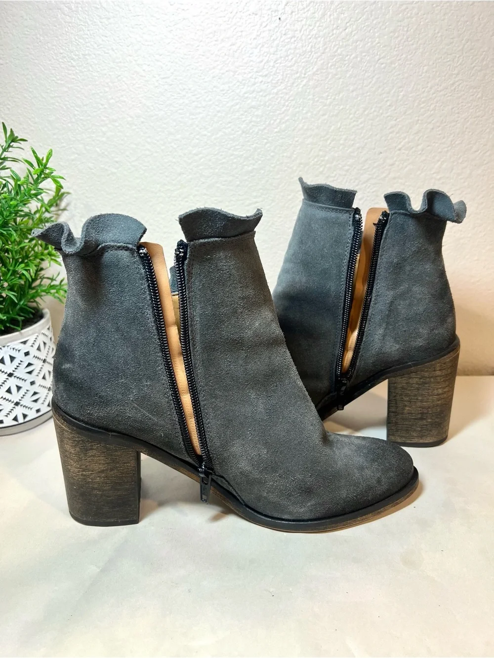 Klub Nico “Bellamy” Women’s Ruffle Ankle Booties Bluish Gray Suede Boots | SZ 6